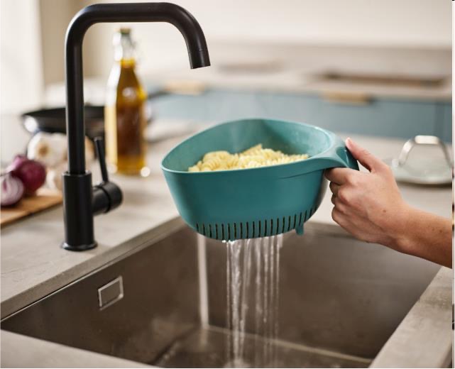 Joseph Joseph, Duo triangular colander (dark opal)3