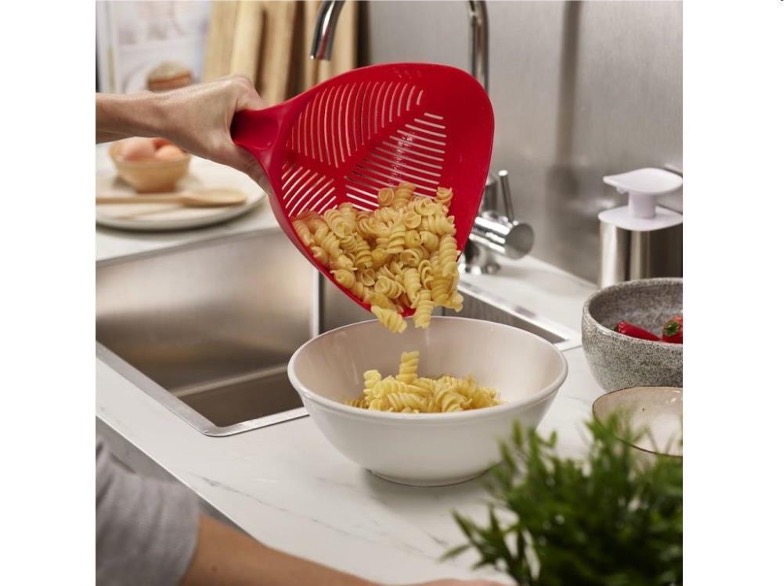Joseph Joseph, Duo triangular colander - red3