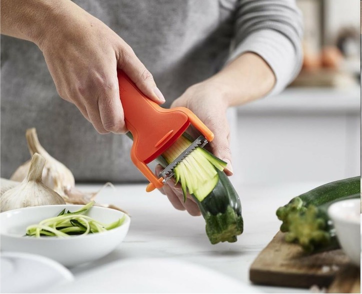 Joseph Joseph, Safestore julienne peeler with protective blade4